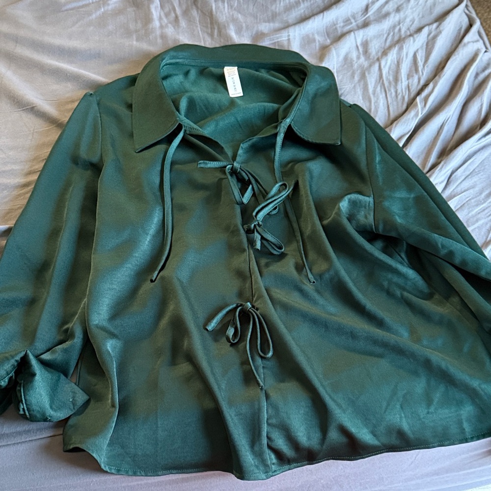 Chic Forest Green Blouse with Tie-Front